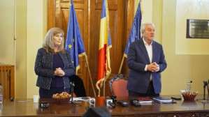 Primarul municipiului Buzău, Constantin Toma, şi Simona Săvulescu, directoarea Companiei de Apă Buzău